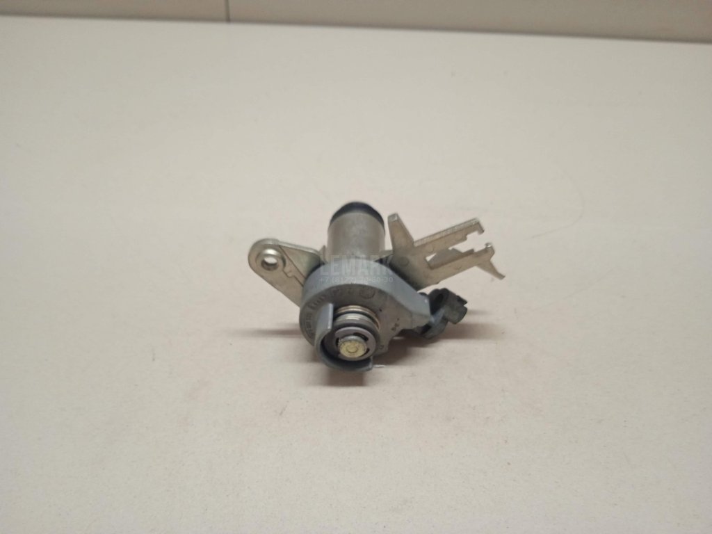 Вставка замка багажника