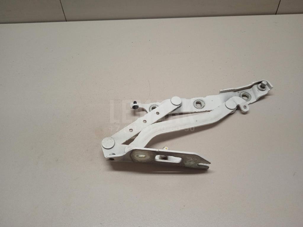 Петля крышки багажника