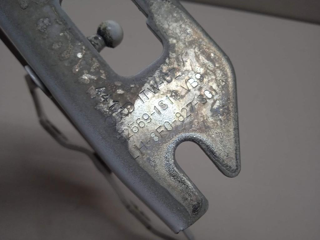 Петля крышки багажника