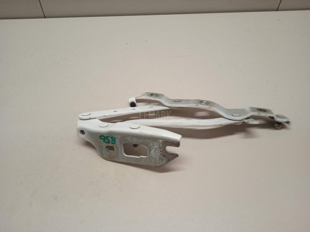 Петля крышки багажника