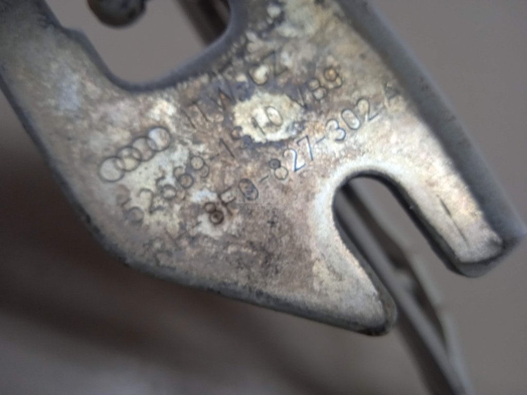 Петля крышки багажника