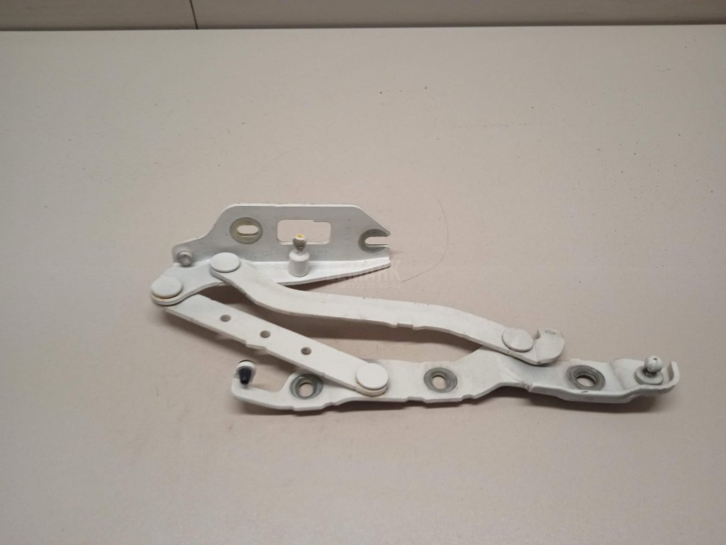 Петля крышки багажника