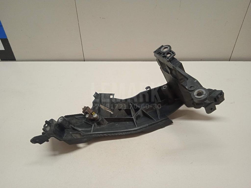 Кронштейн фар правый