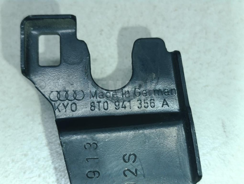 Кронштейн фар правый