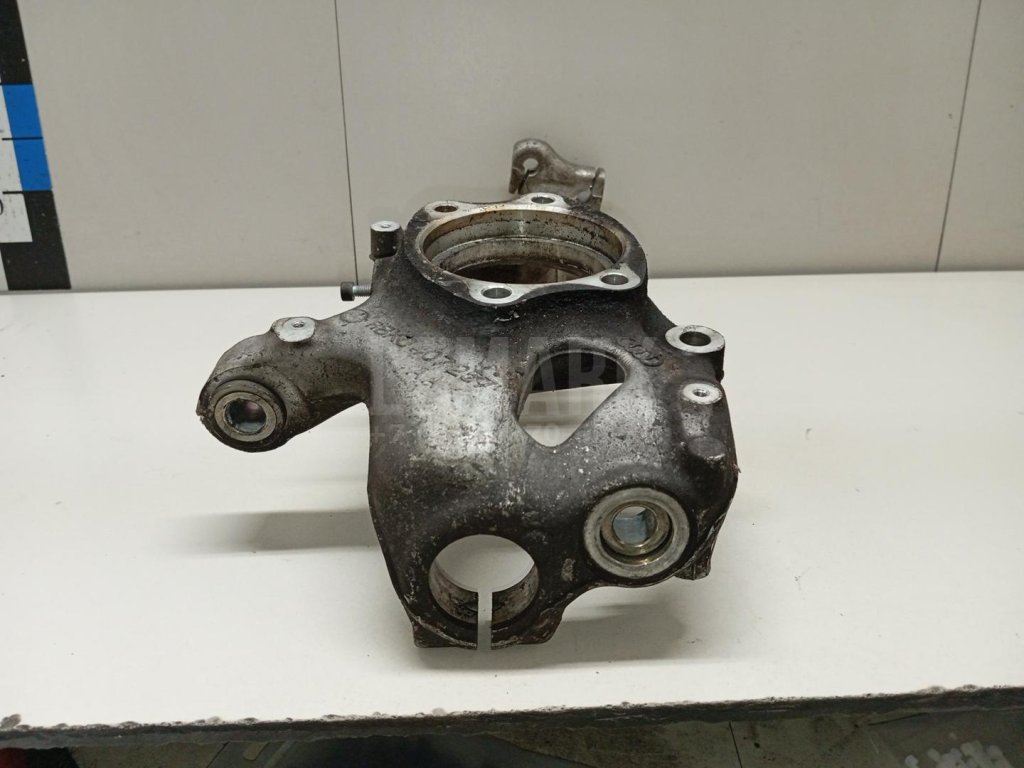 Кулак поворотный передний левый