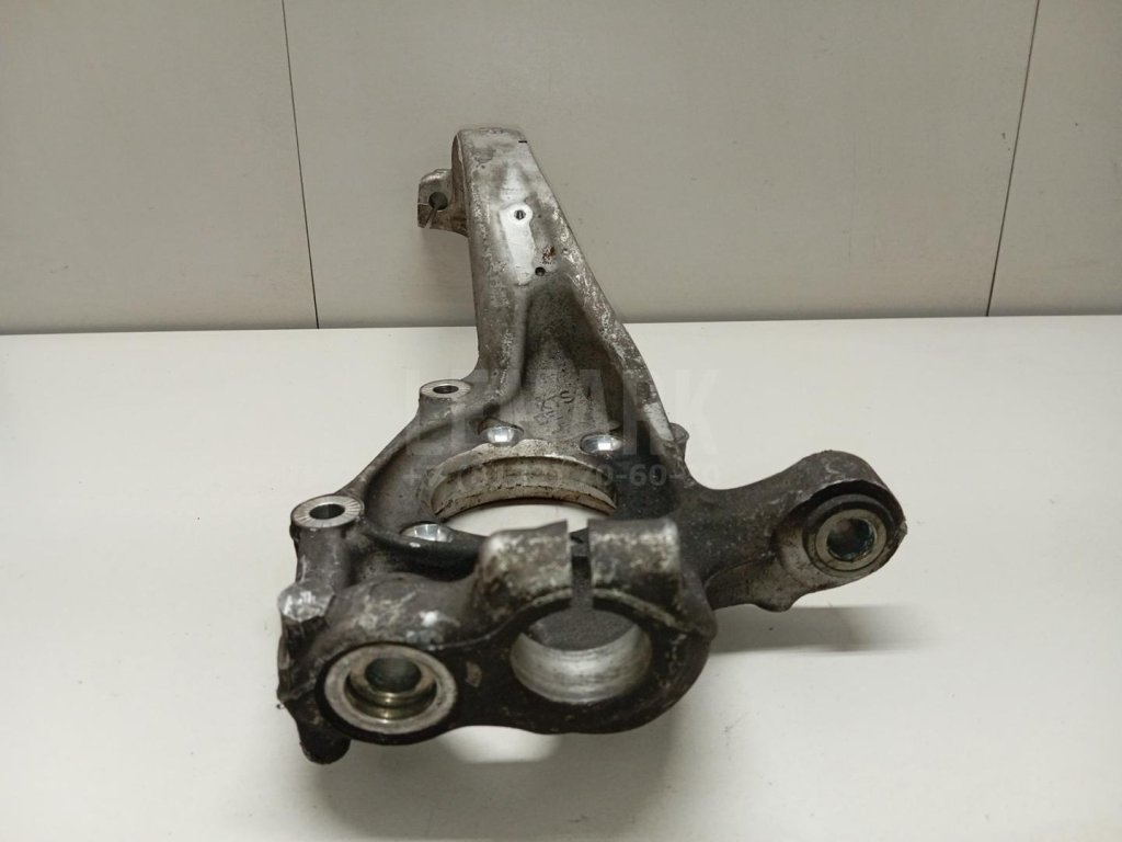 Кулак поворотный передний левый