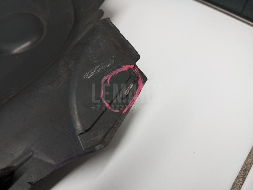 Кожух замка капота