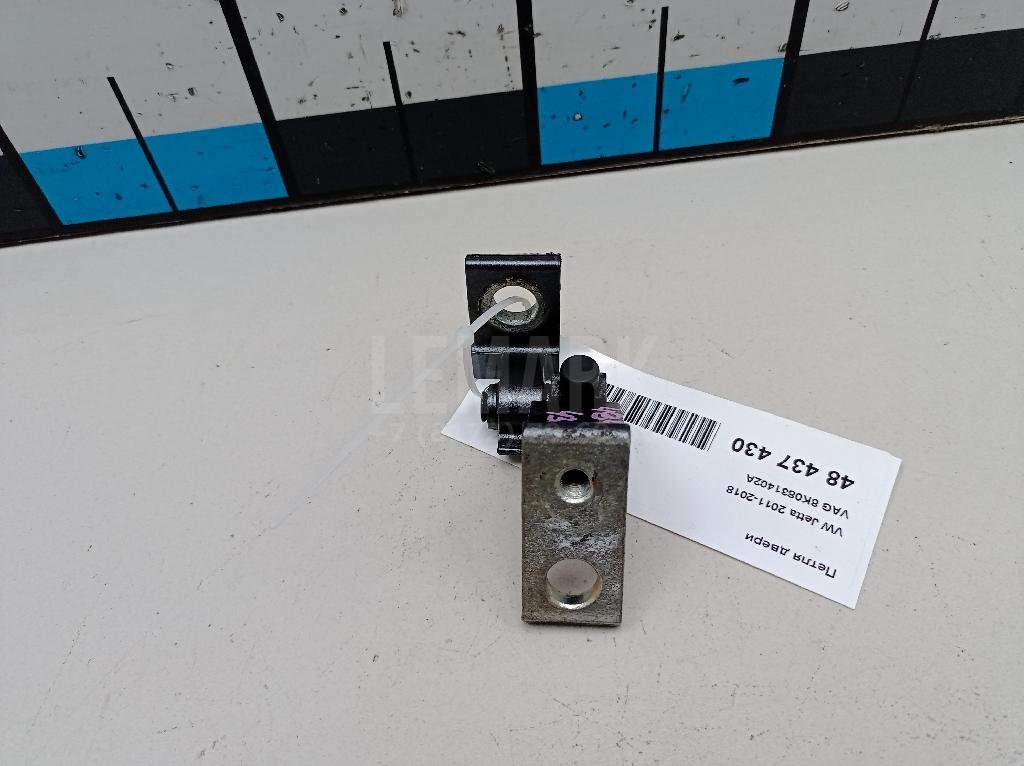 Петля двери