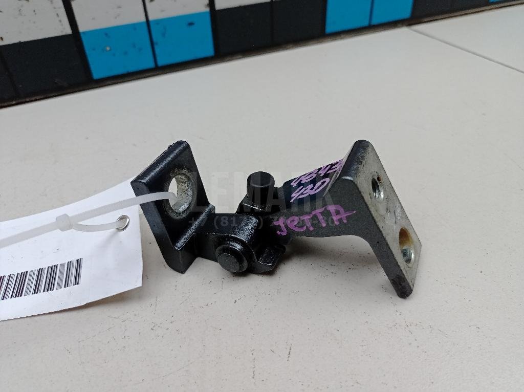 Петля двери