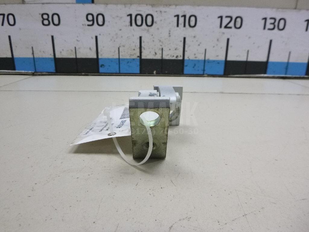 Петля двери