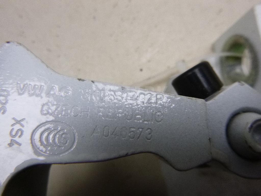 Петля двери