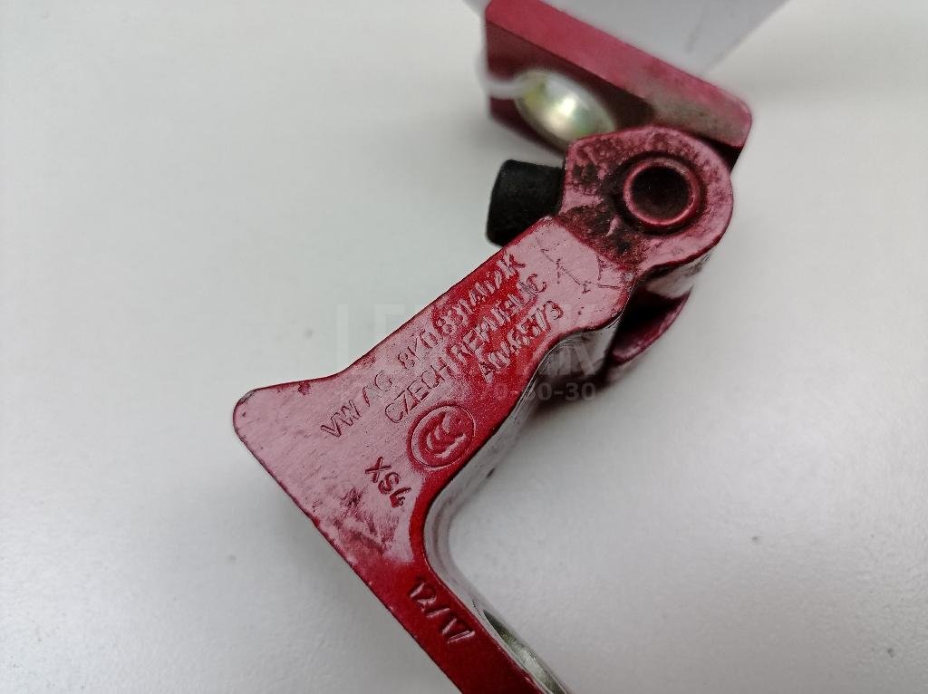 Петля двери