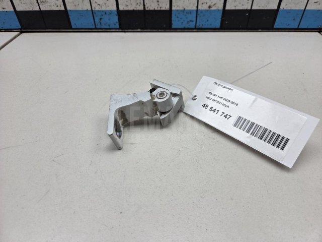 Петля двери