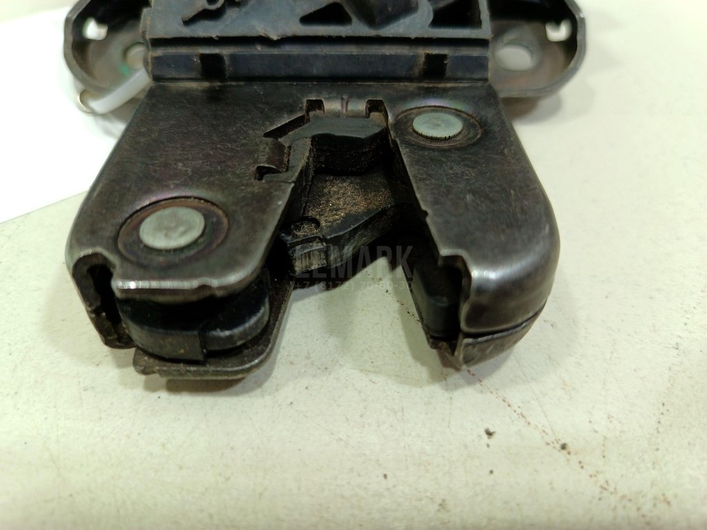 Замок багажника