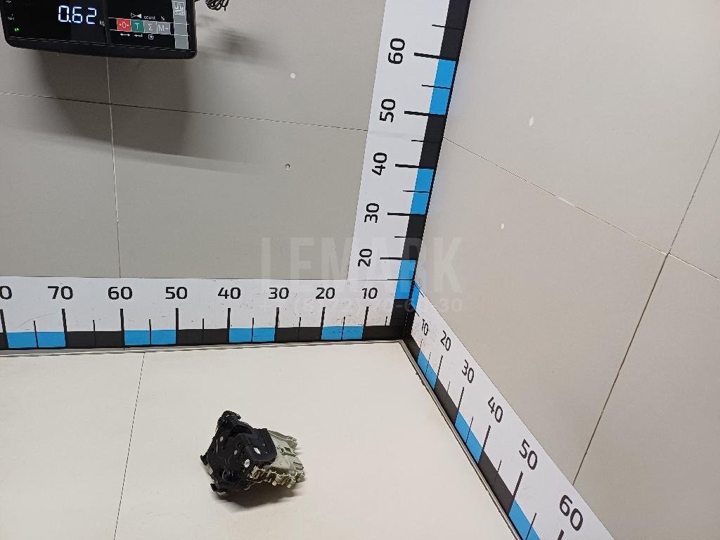 Замок двери передней правой