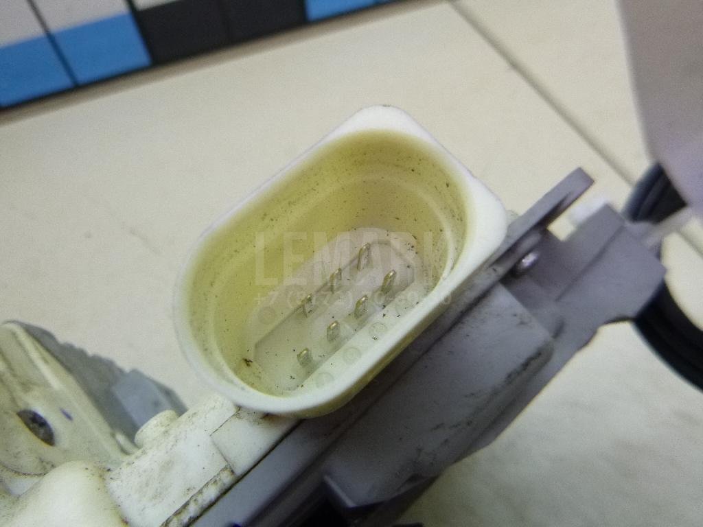 Замок двери передней правой