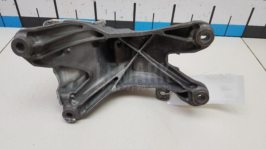 Кронштейн двигателя правый