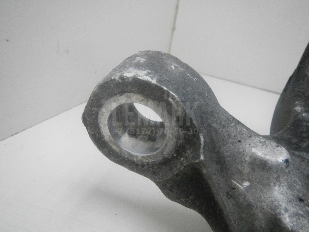 Кулак поворотный передний левый