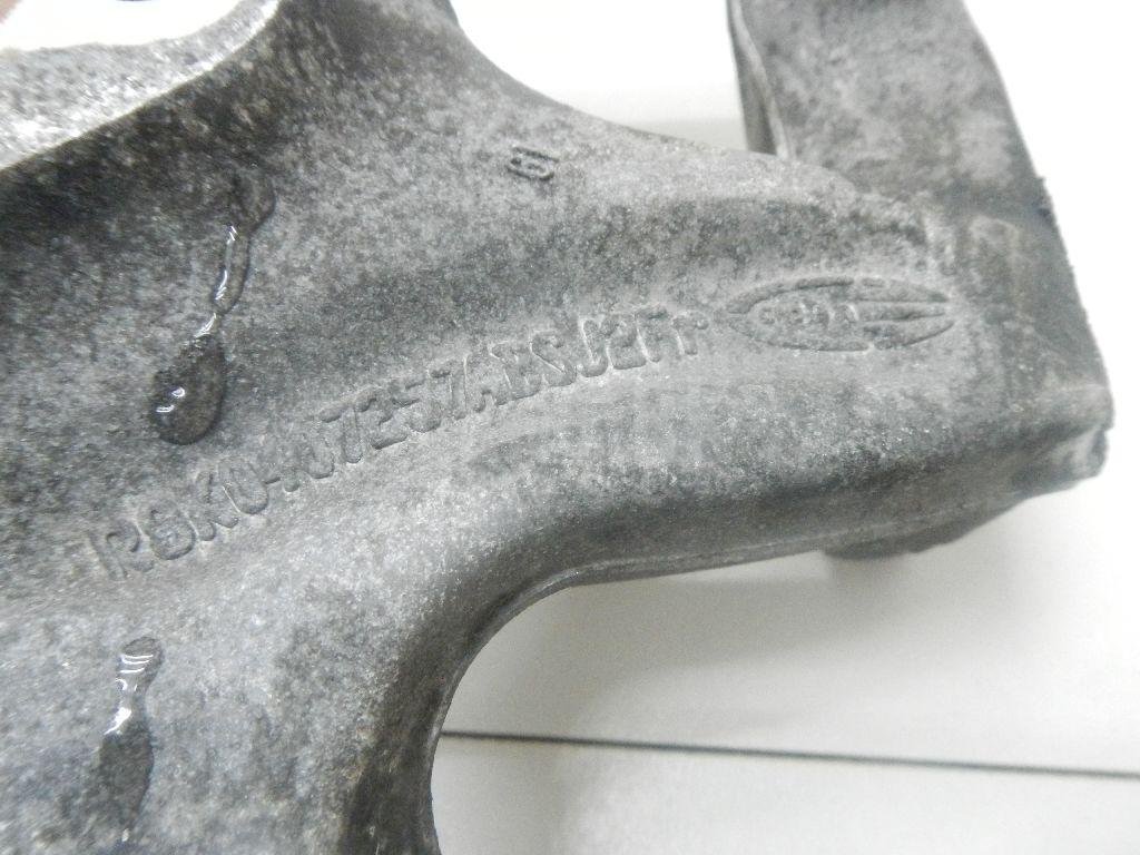 Кулак поворотный передний левый