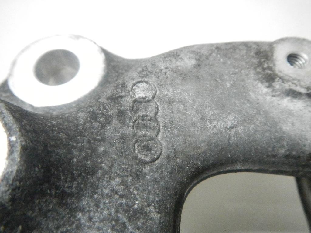 Кулак поворотный передний левый