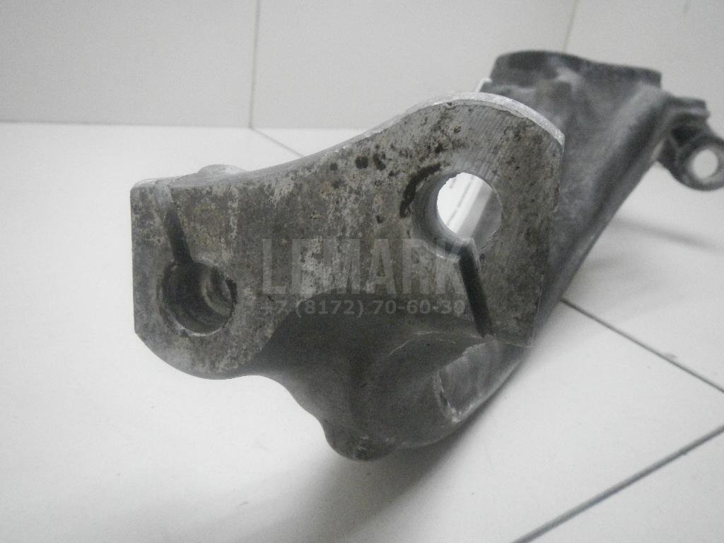 Кулак поворотный передний левый