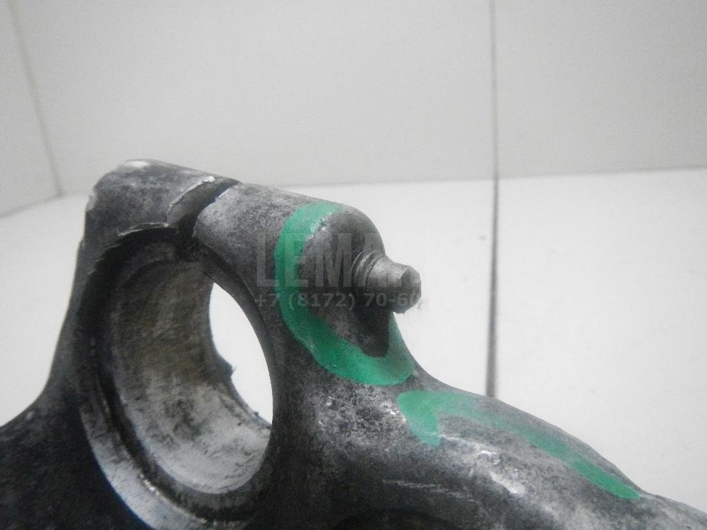 Кулак поворотный передний левый