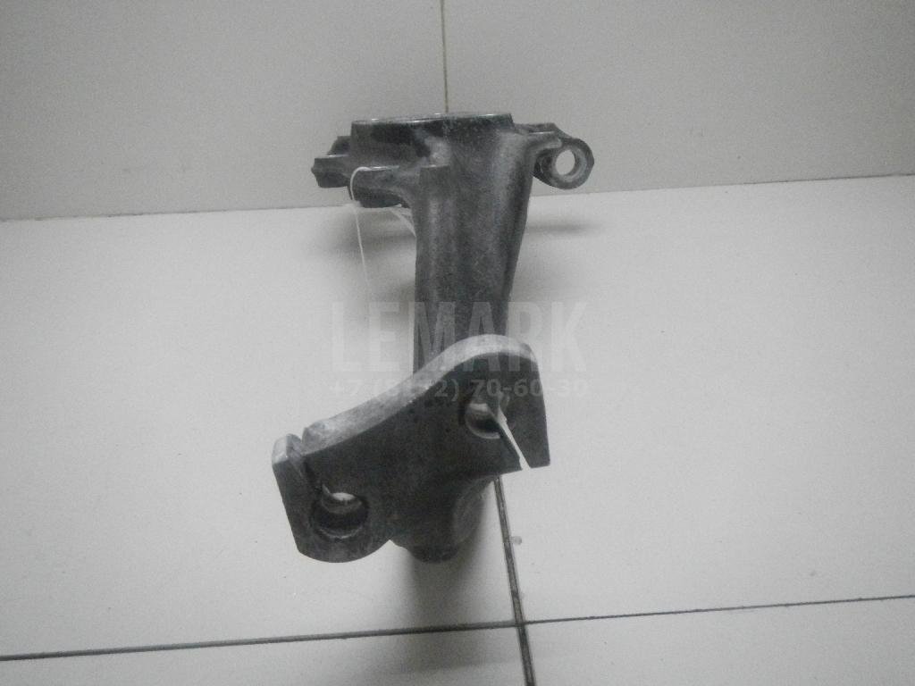 Кулак поворотный передний левый