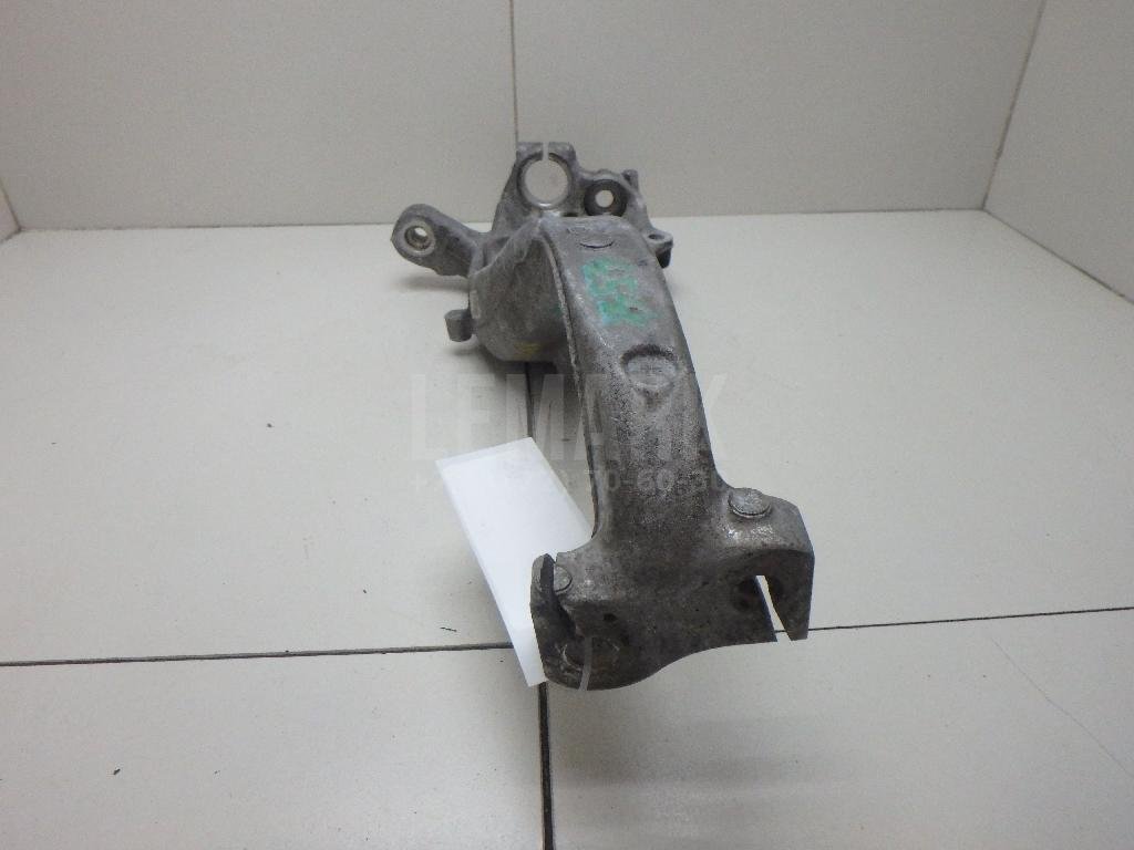 Кулак поворотный передний левый