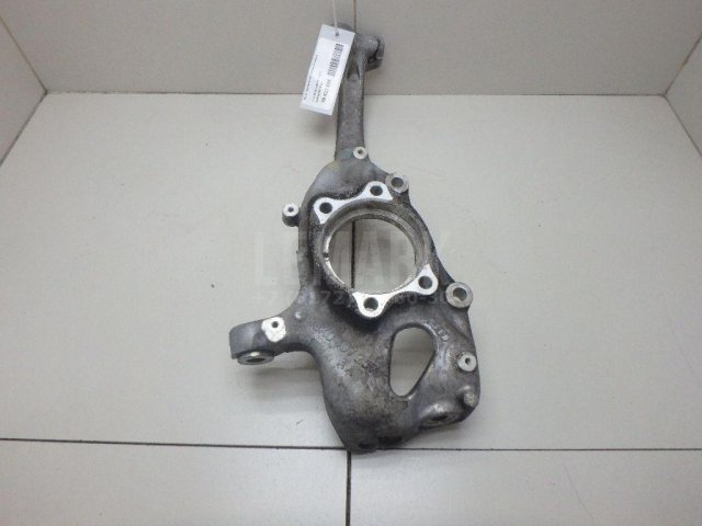 Кулак поворотный передний левый