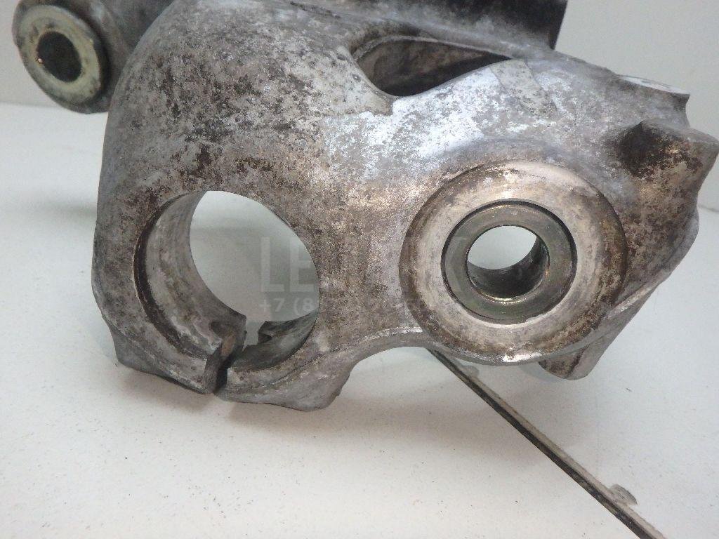 Кулак поворотный передний левый