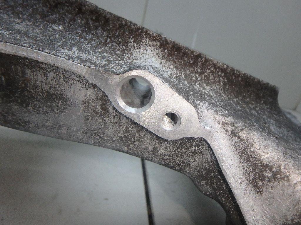 Кулак поворотный передний левый