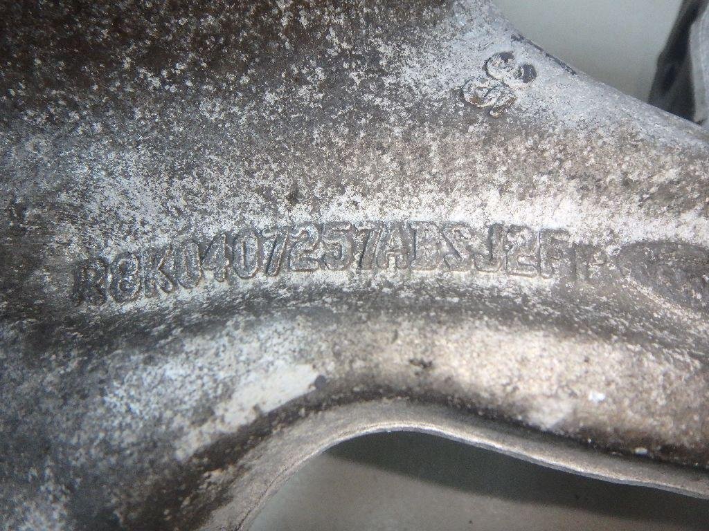 Кулак поворотный передний левый