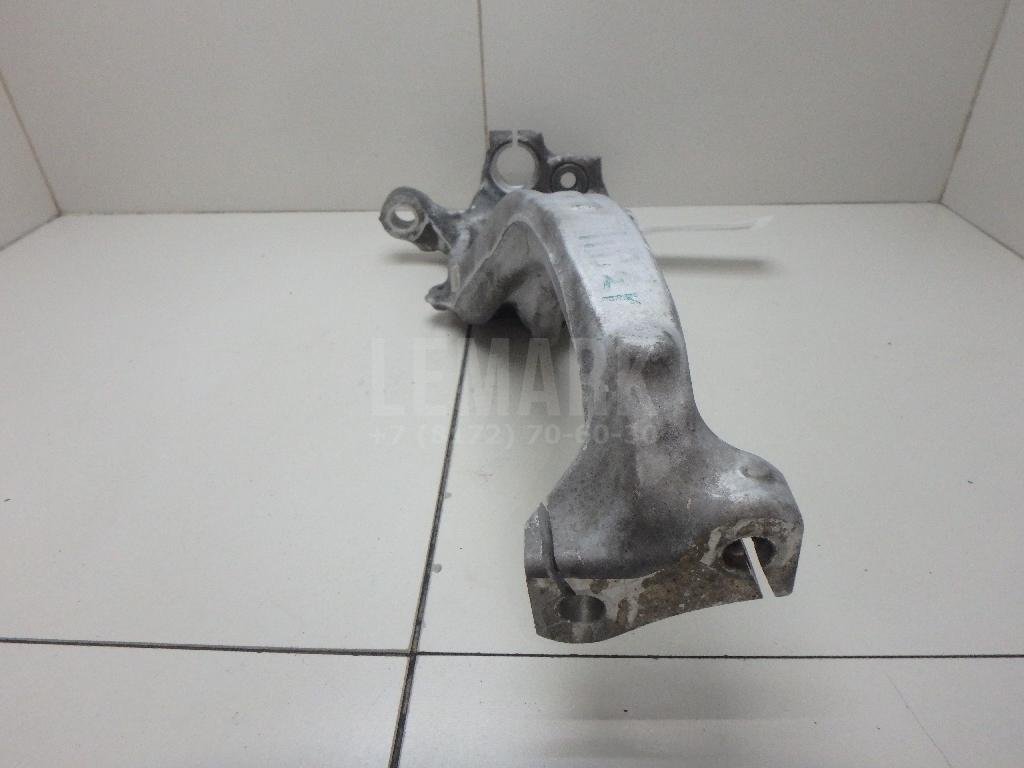 Кулак поворотный передний левый