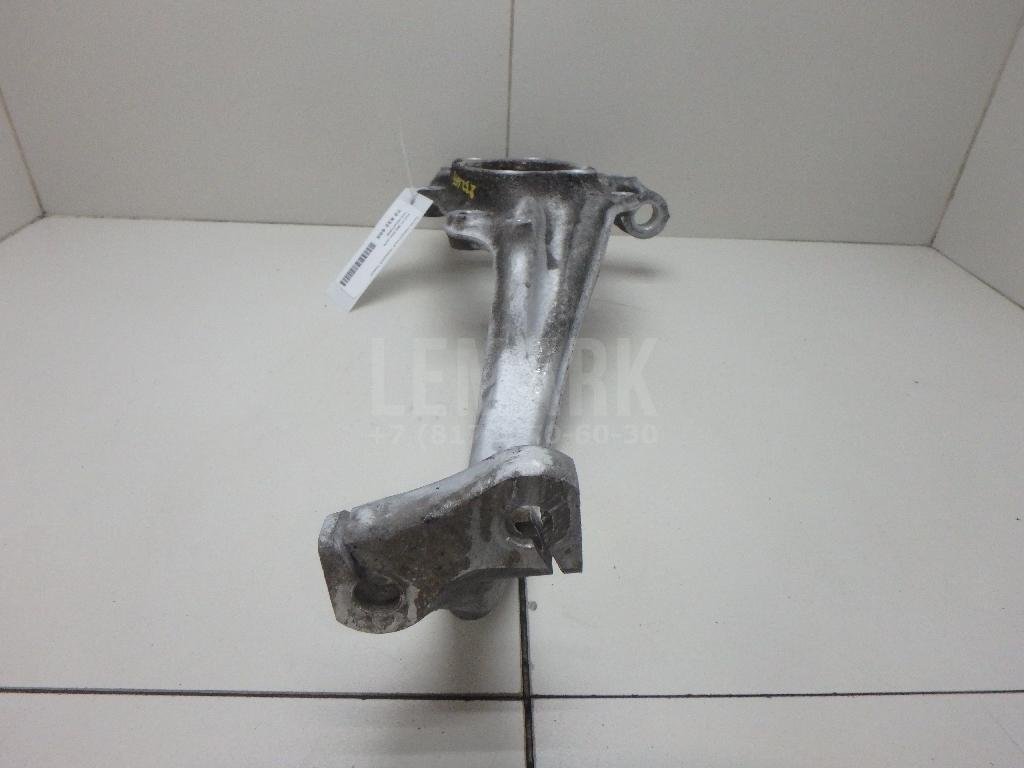 Кулак поворотный передний левый