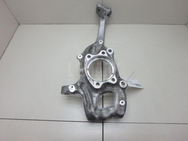 Кулак поворотный передний левый