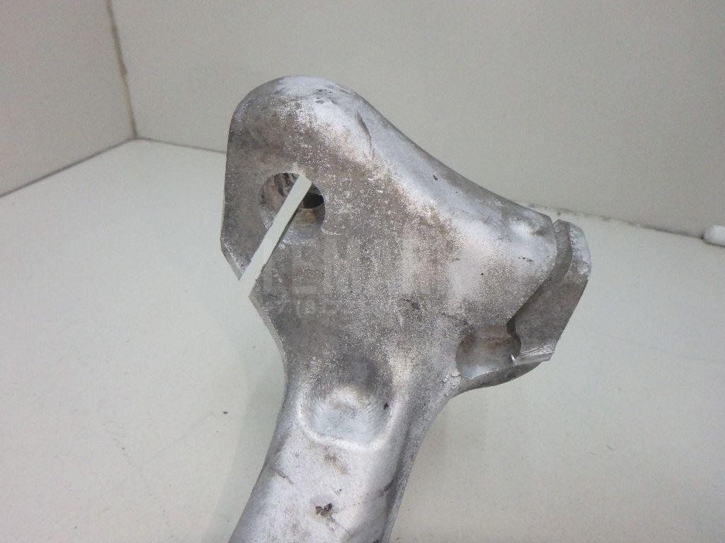 Кулак поворотный передний левый