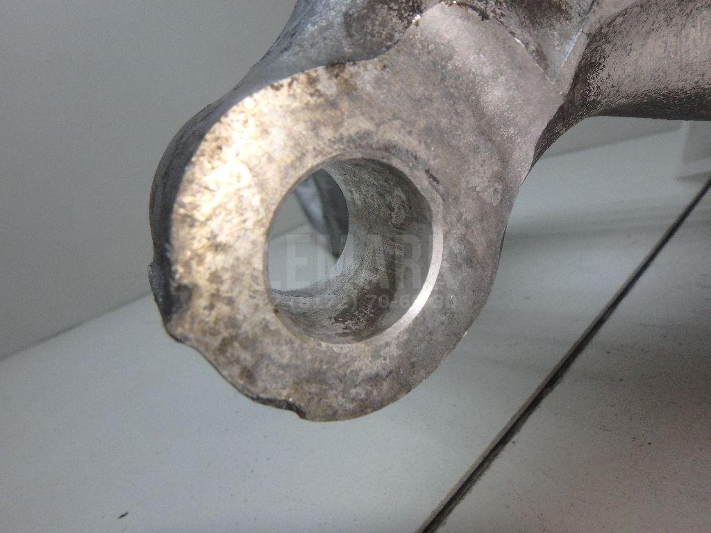 Кулак поворотный передний левый