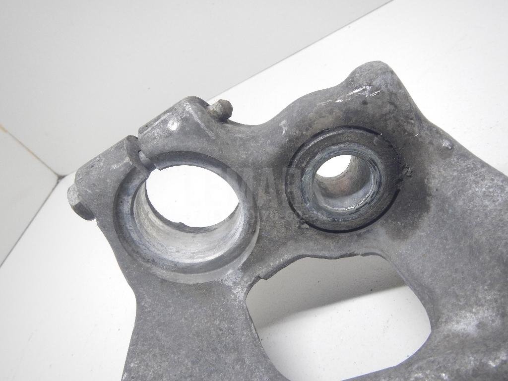 Кулак поворотный передний левый