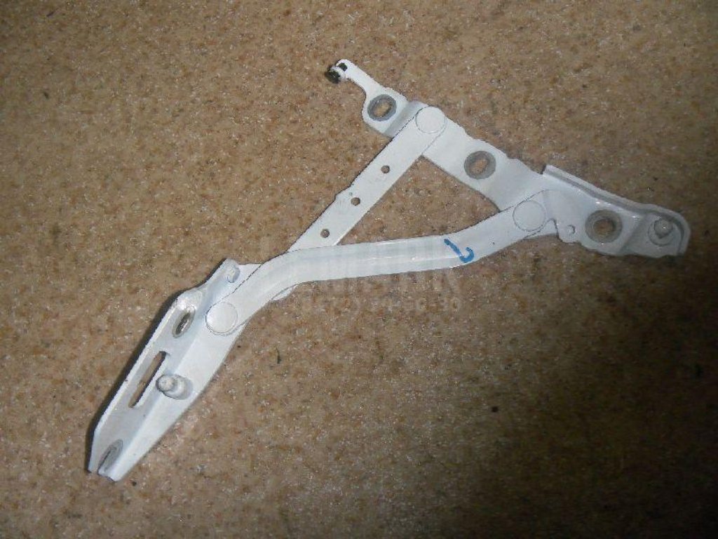 Петля крышки багажника