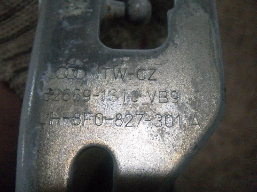 Петля крышки багажника