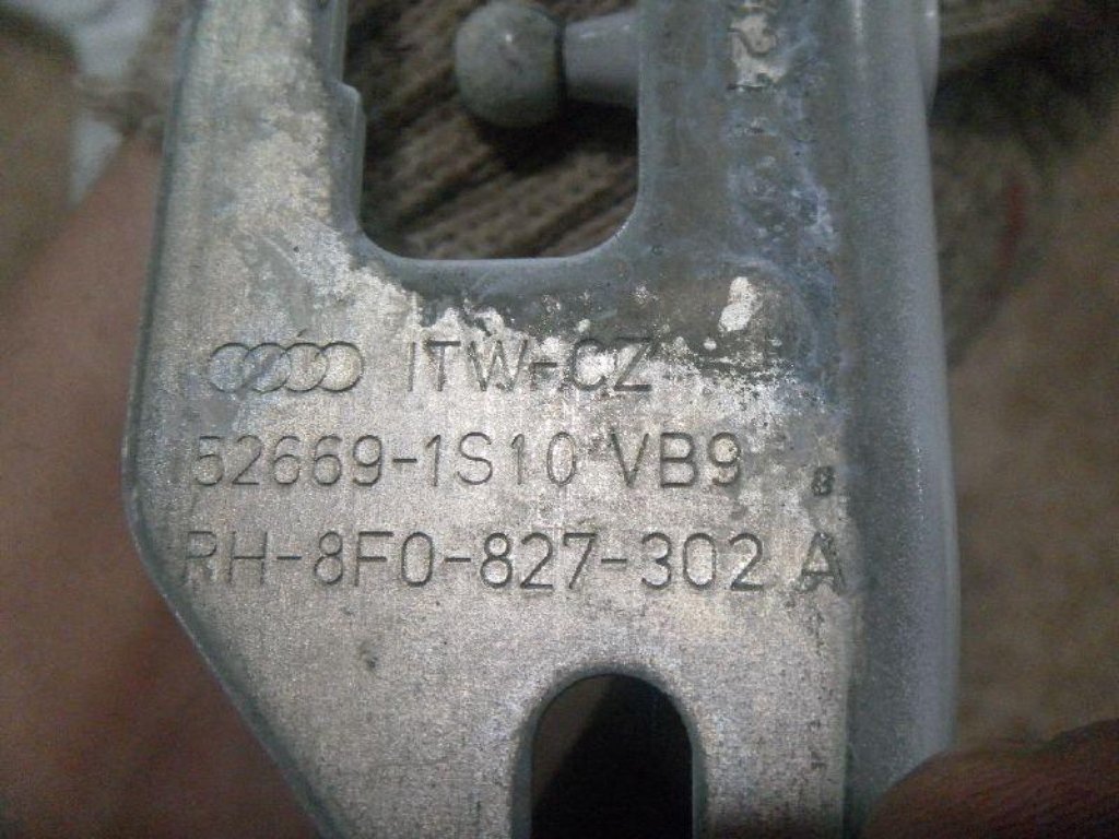 Петля крышки багажника