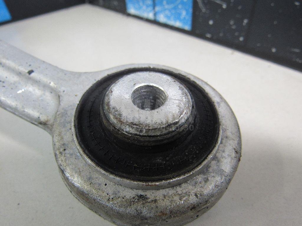 Кулак поворотный передний левый