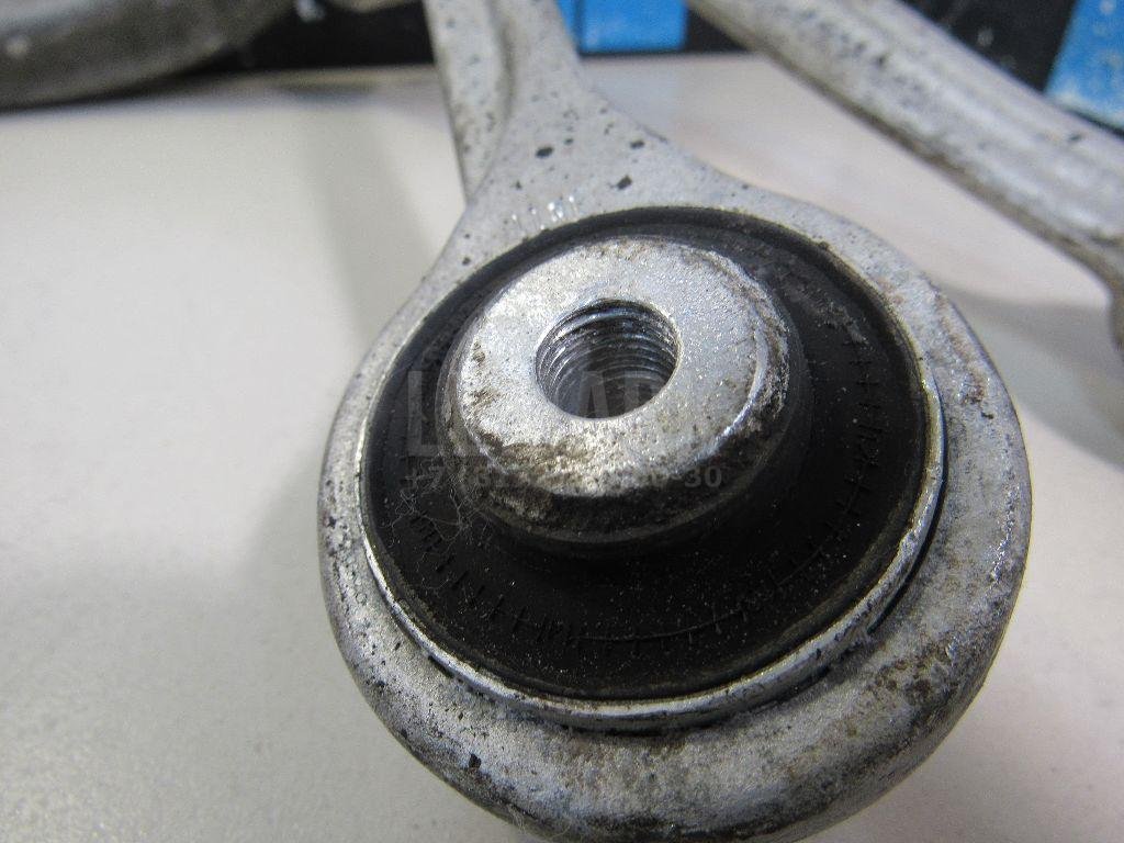 Кулак поворотный передний левый