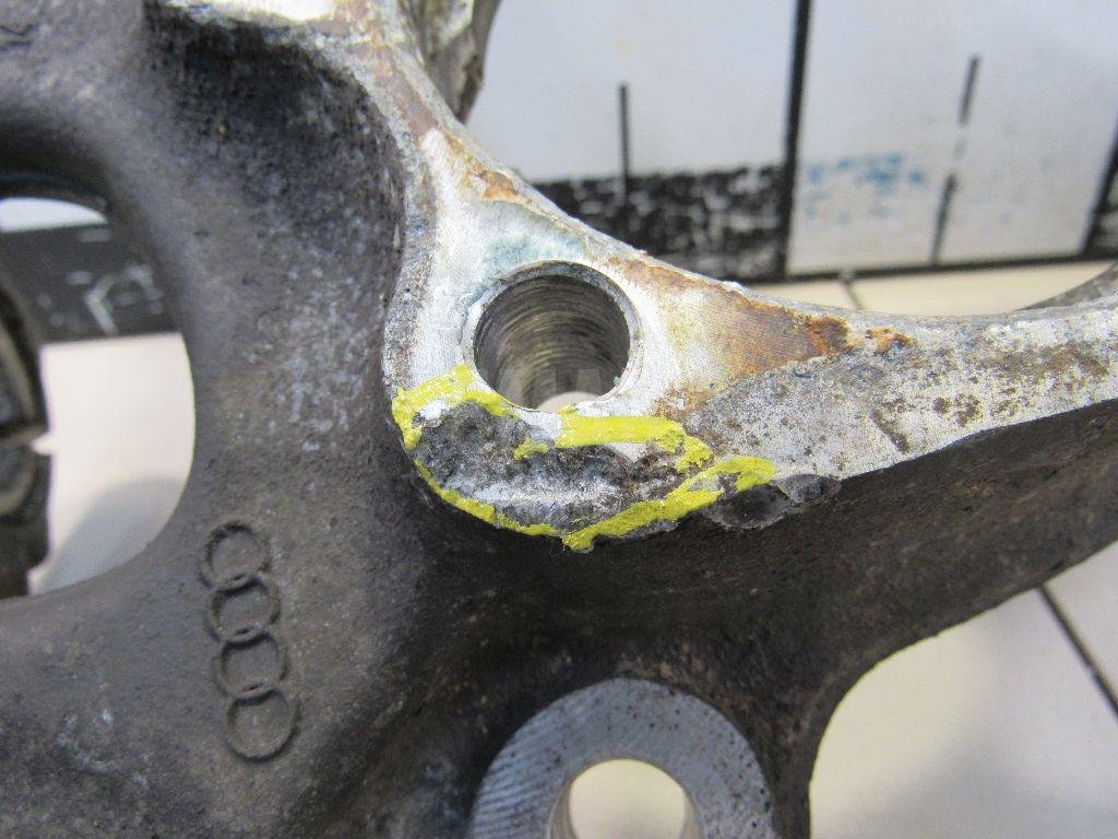 Кулак поворотный передний левый