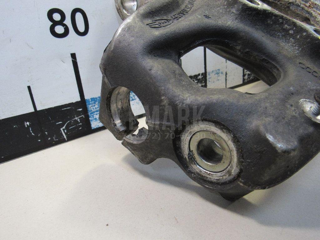 Кулак поворотный передний левый