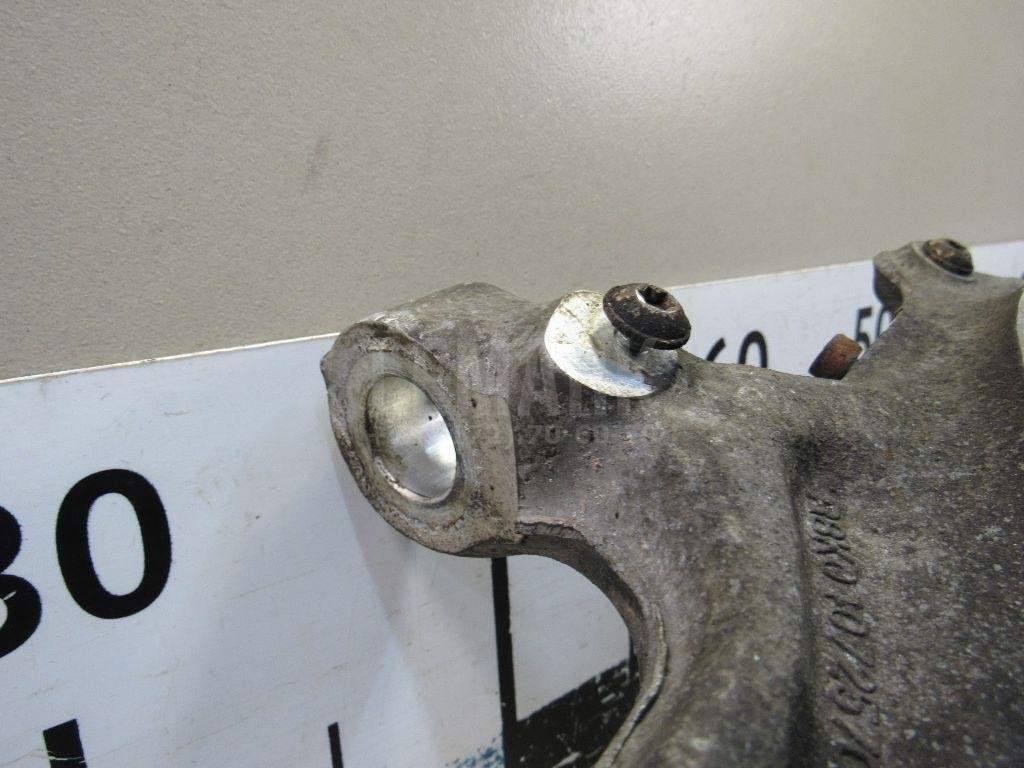 Кулак поворотный передний левый