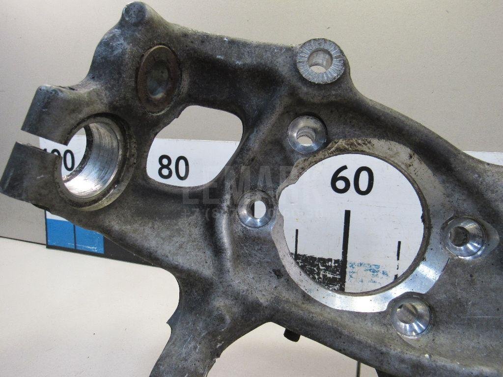 Кулак поворотный передний левый