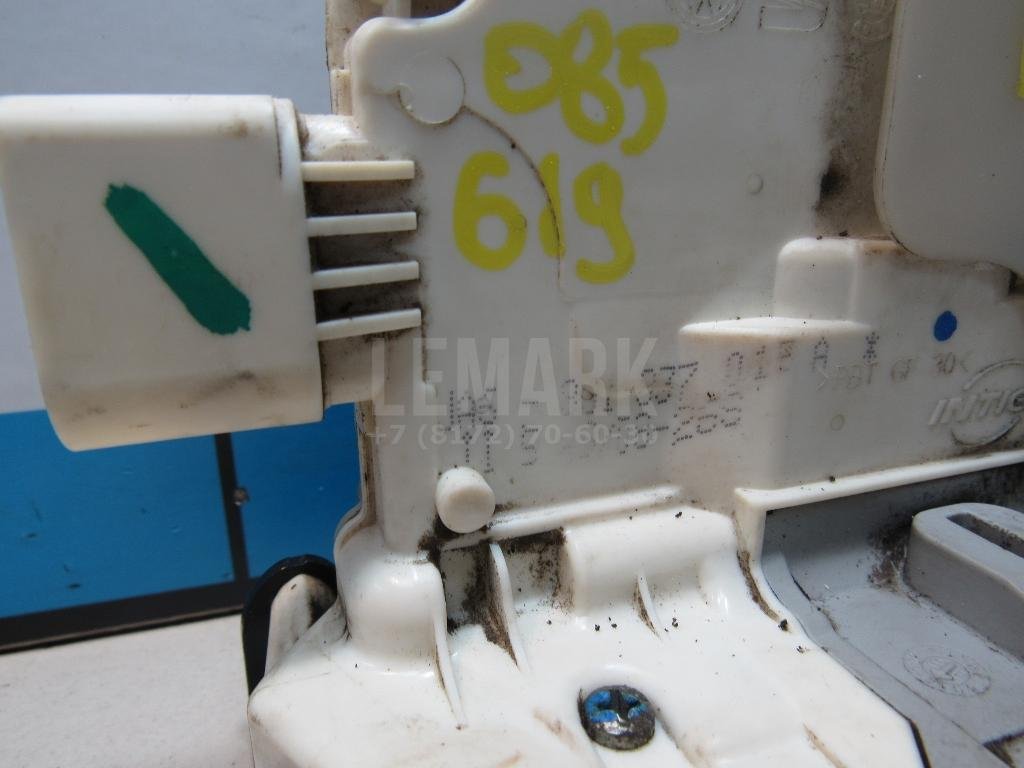 Замок двери передней левой