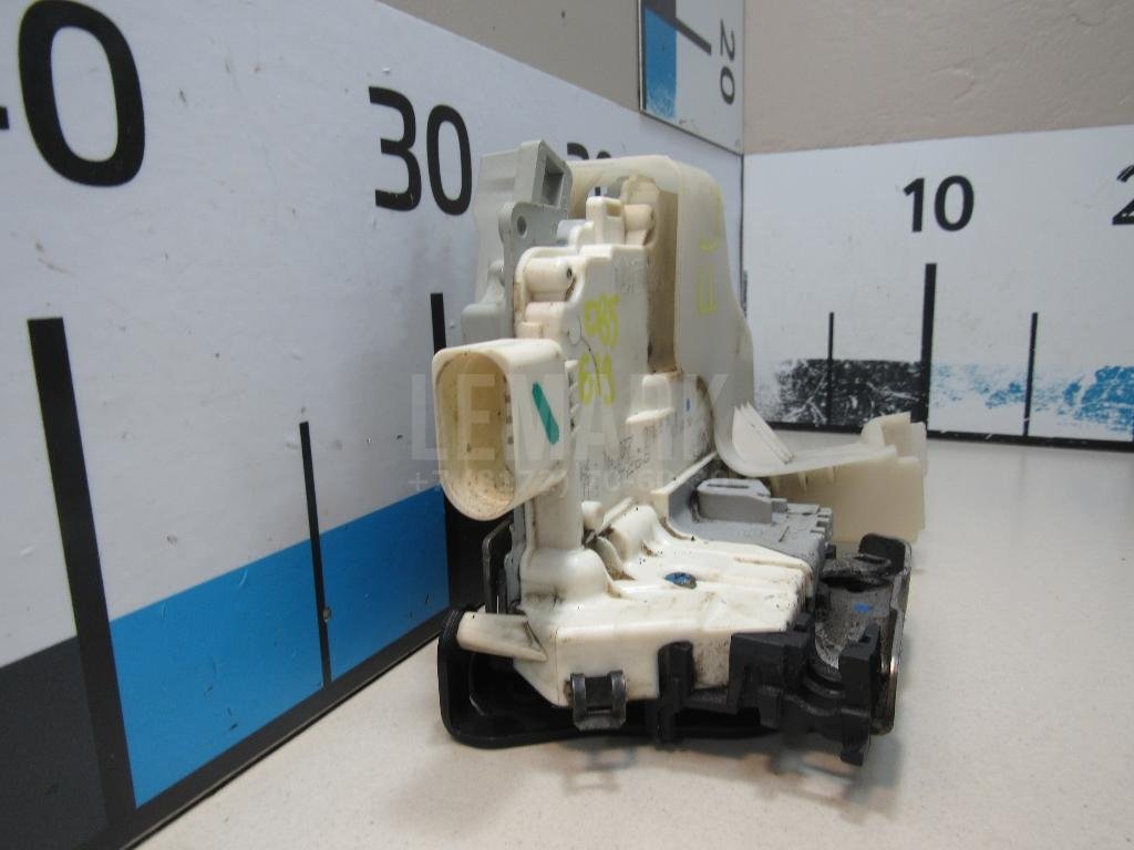 Замок двери передней левой