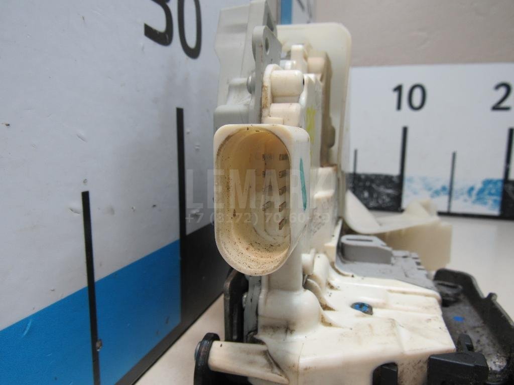 Замок двери передней левой